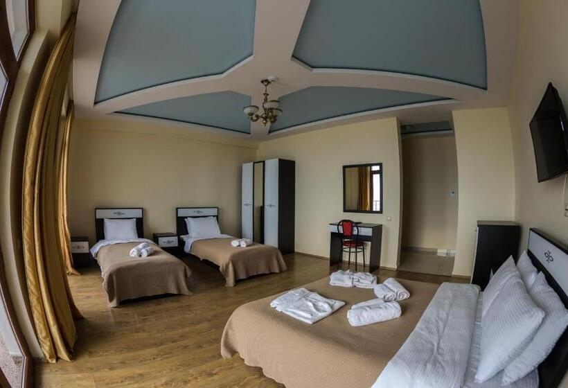 اتاق خانوادگی با چشمانداز دریا, Guria Palace