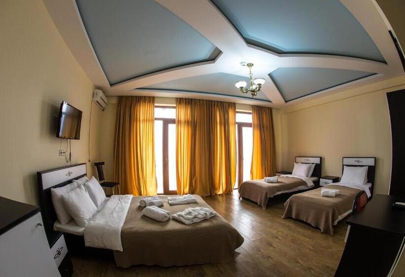 اتاق خانوادگی با چشمانداز دریا, Guria Palace