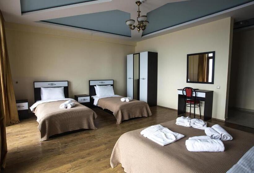 اتاق خانوادگی با چشمانداز دریا, Guria Palace