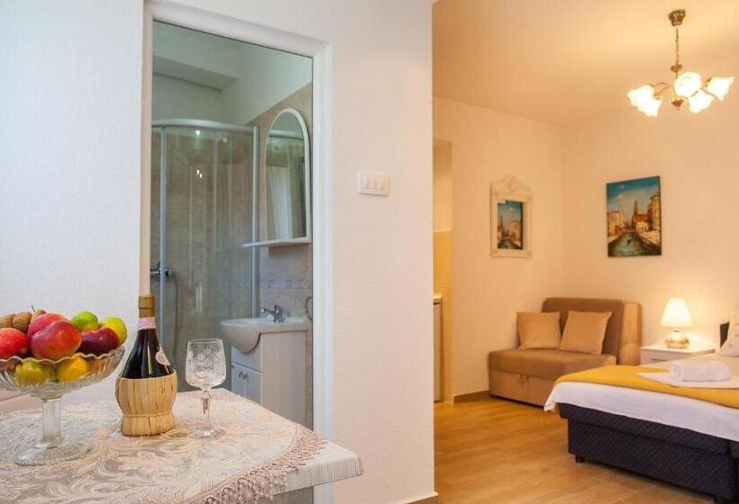 استودیوی استاندارد, Apartments & Rooms Jelka