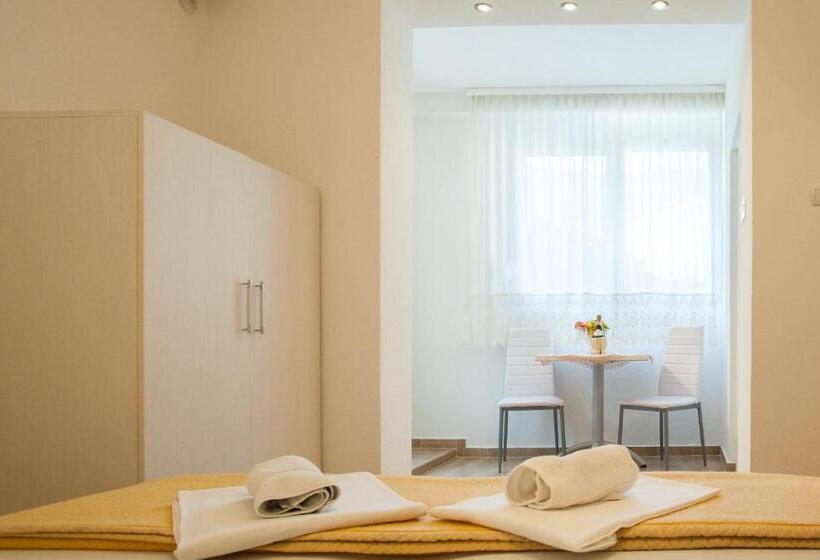 استودیوی استاندارد, Apartments & Rooms Jelka