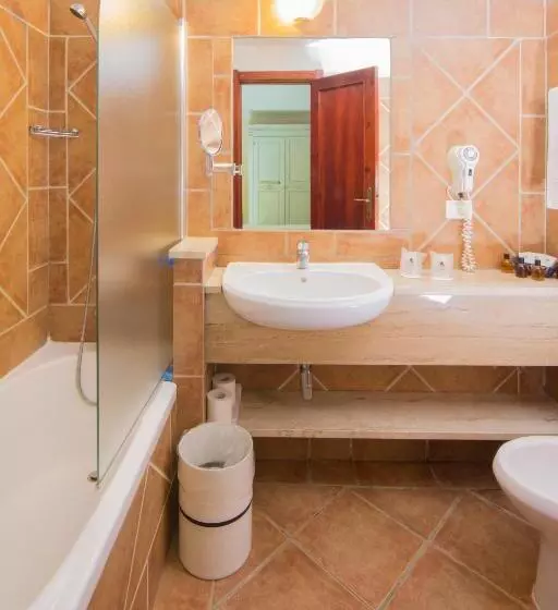اتاق اساندارد با چشم‌انداز جانبی به دریا, Colonna Beach Hotel Marinella