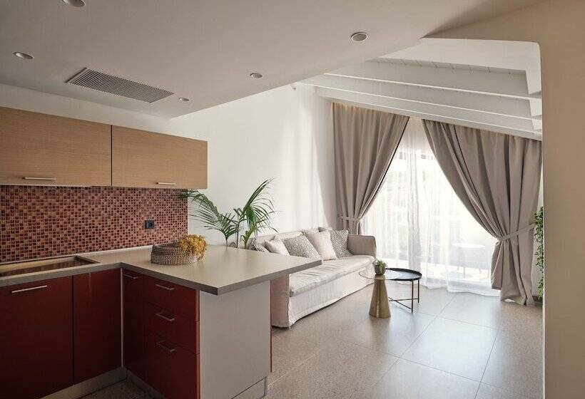 سوییت با چشمانداز استخر, Contessina