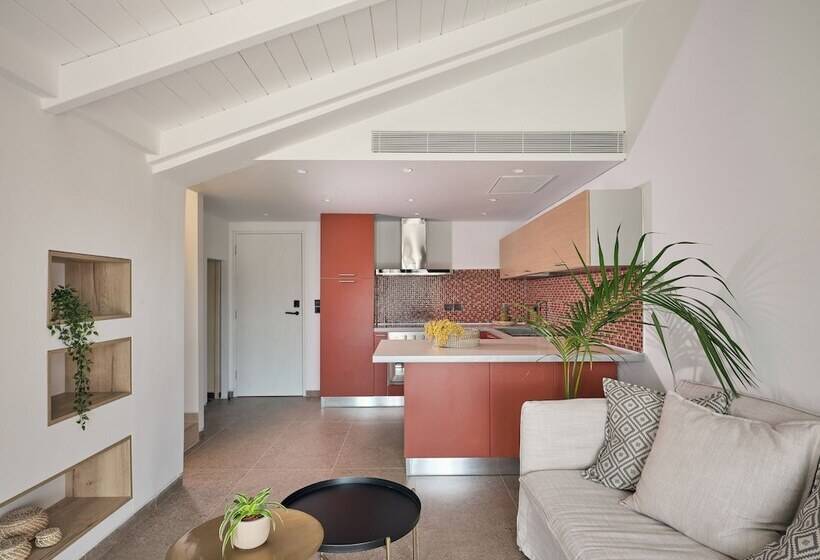 سوییت با چشمانداز استخر, Contessina