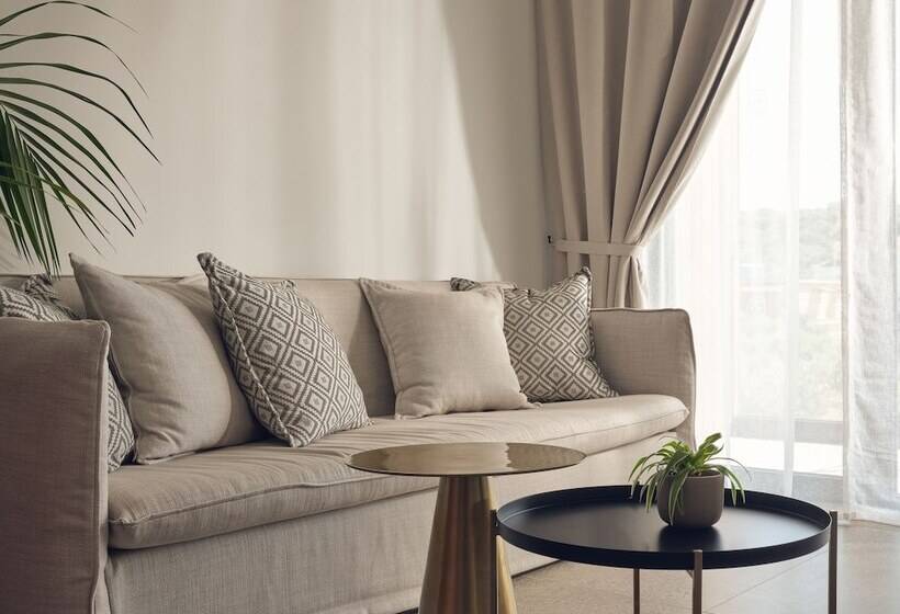 سوییت با چشمانداز استخر, Contessina