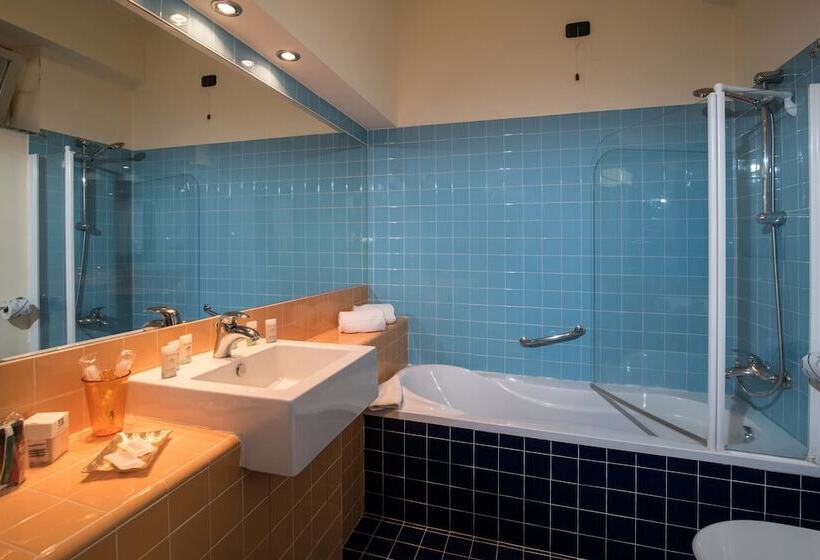 חדר סטנדרט לשלושה, Gh Avalon Sikani