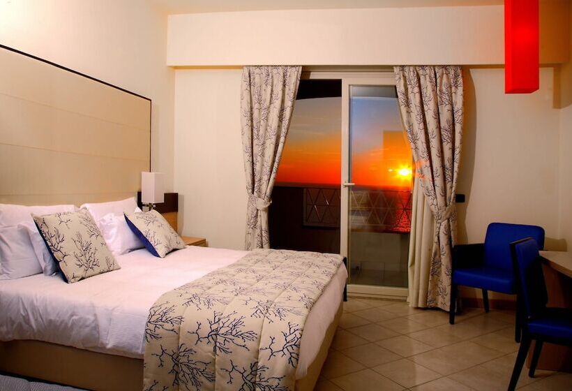 חדר סטנדרט לשלושה, Gh Avalon Sikani