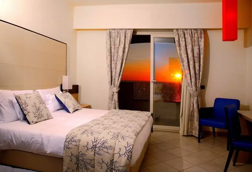 اتاق استاندارد سه نفره, Gh Avalon Sikani
