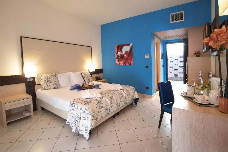 اتاق استاندارد سه نفره, Gh Avalon Sikani