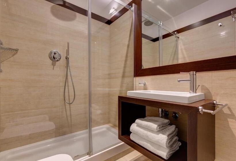 דירת חדר, Intown Luxury House