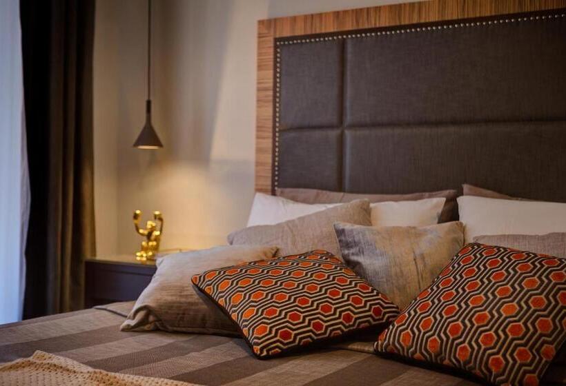 דירת חדר, Intown Luxury House