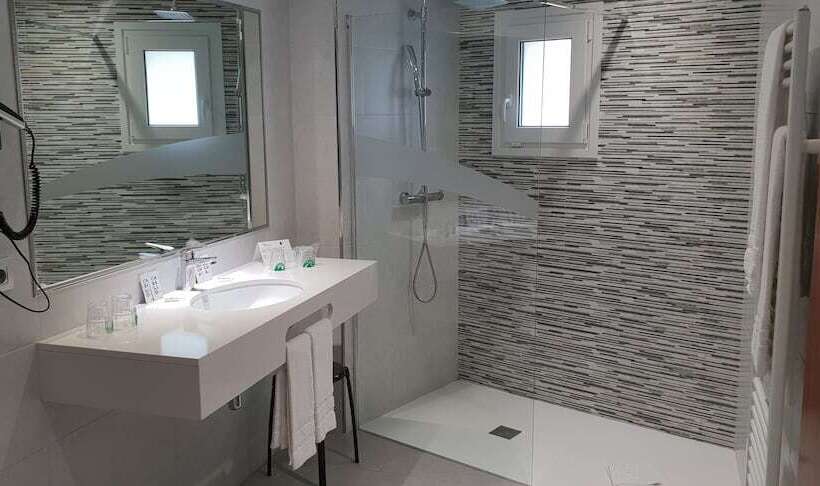 اتاق استاندارد چهار تخته, Les 7 Claus