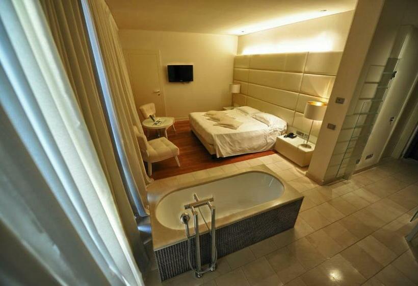 سوییت جونیور, Pisa Tower Plaza