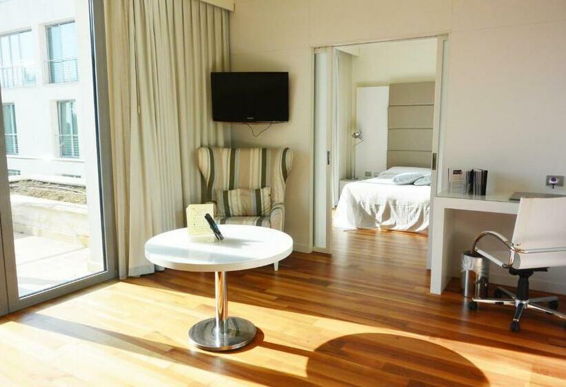 سوییت جونیور, Pisa Tower Plaza