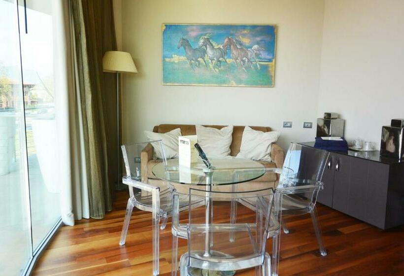 سوییت جونیور, Pisa Tower Plaza