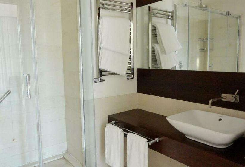 سوییت جونیور, Pisa Tower Plaza