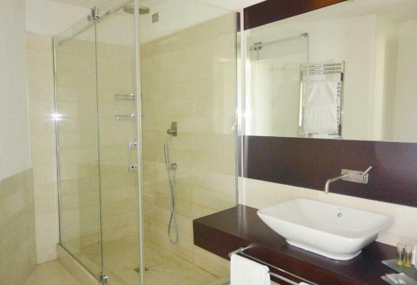 سوییت جونیور, Pisa Tower Plaza