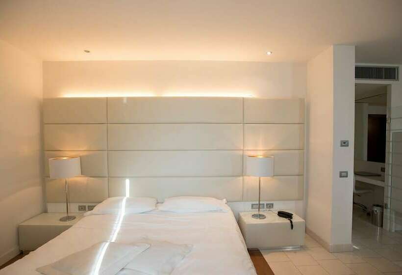 سوییت جونیور, Pisa Tower Plaza