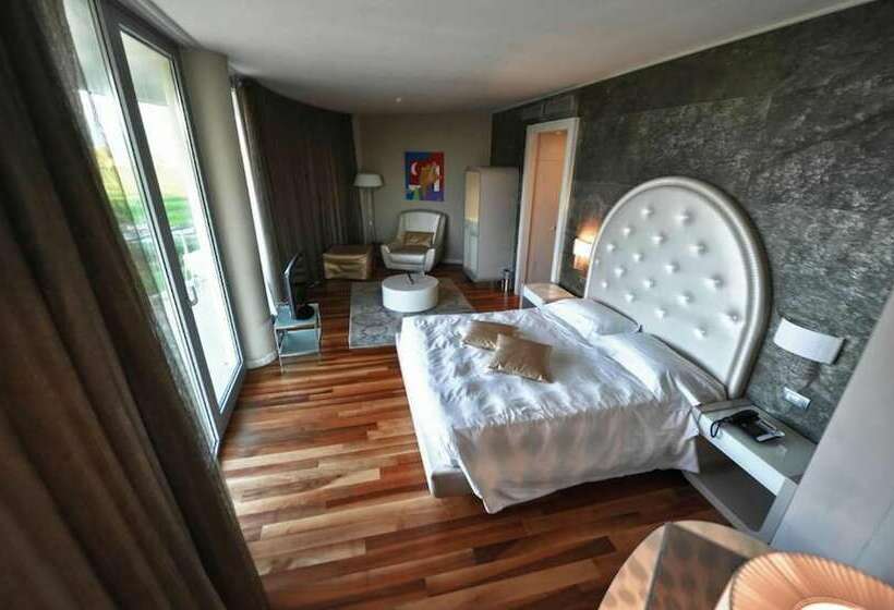 سوییت جونیور, Pisa Tower Plaza