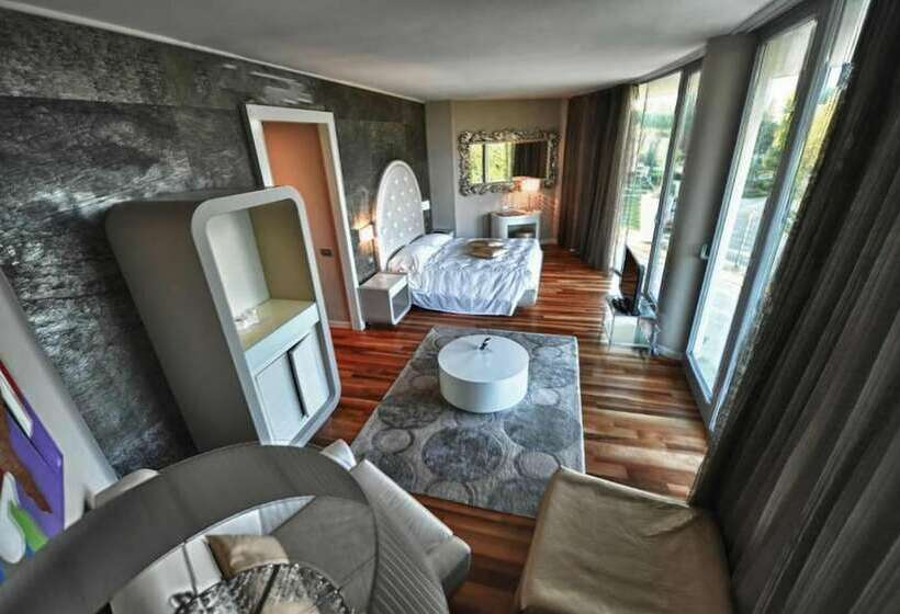 سوییت, Pisa Tower Plaza