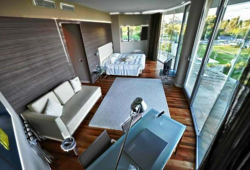 سوییت, Pisa Tower Plaza