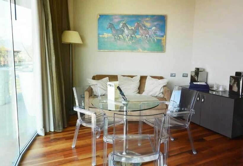 سوییت, Pisa Tower Plaza