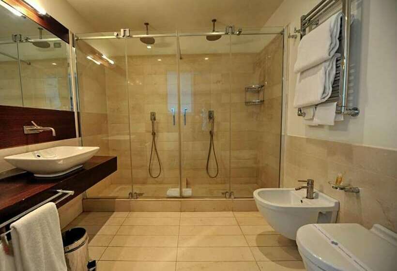 سوییت, Pisa Tower Plaza