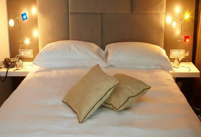 اتاق اکونومی, Pisa Tower Plaza