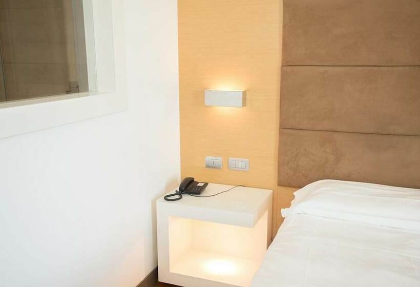 اتاق اکونومی, Pisa Tower Plaza