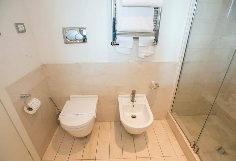 اتاق اکونومی, Pisa Tower Plaza