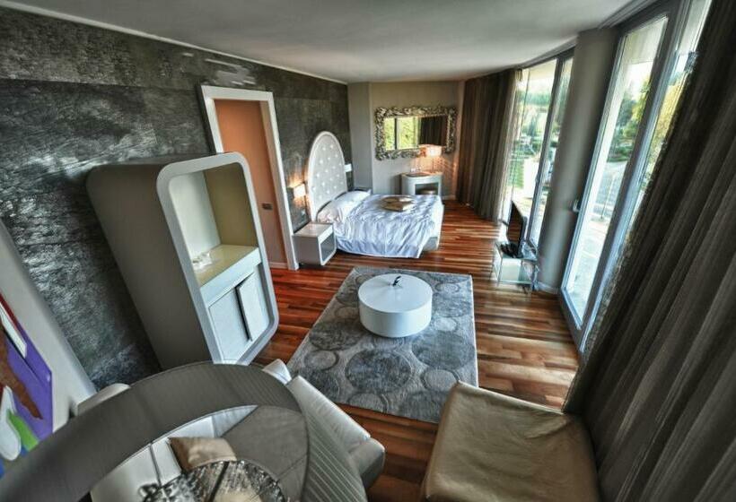 سوییت جونیور با چشمانداز شهر, Pisa Tower Plaza