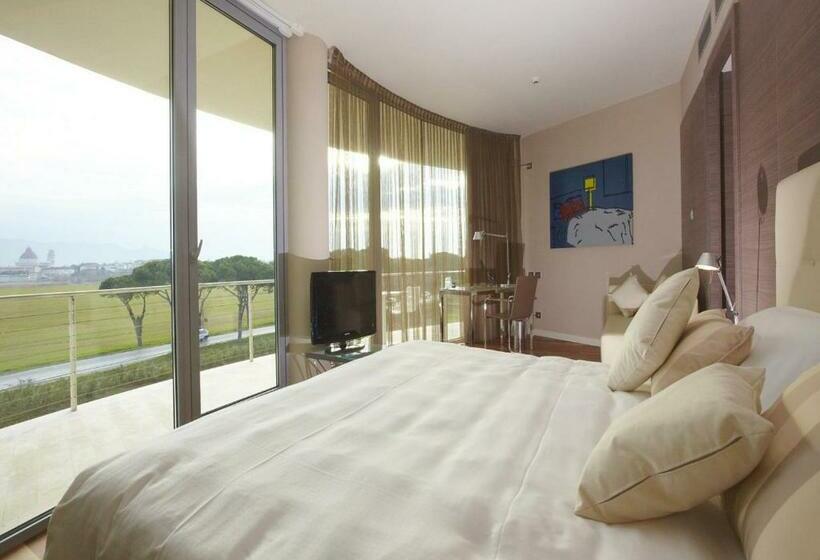 سوییت جونیور با چشمانداز شهر, Pisa Tower Plaza