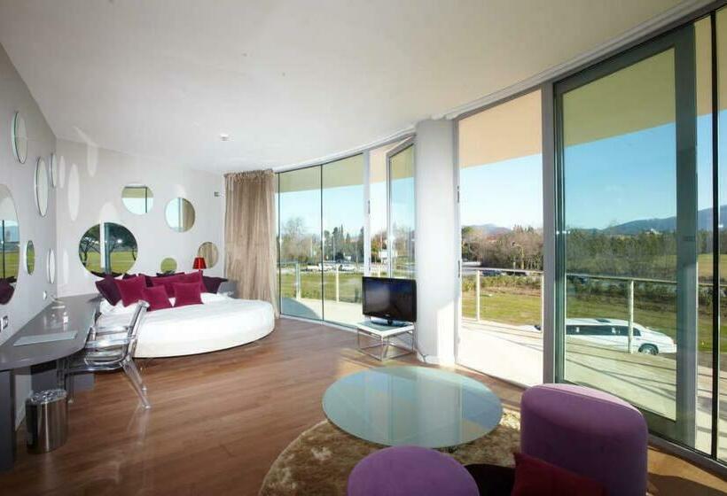 سوییت جونیور با چشمانداز شهر, Pisa Tower Plaza