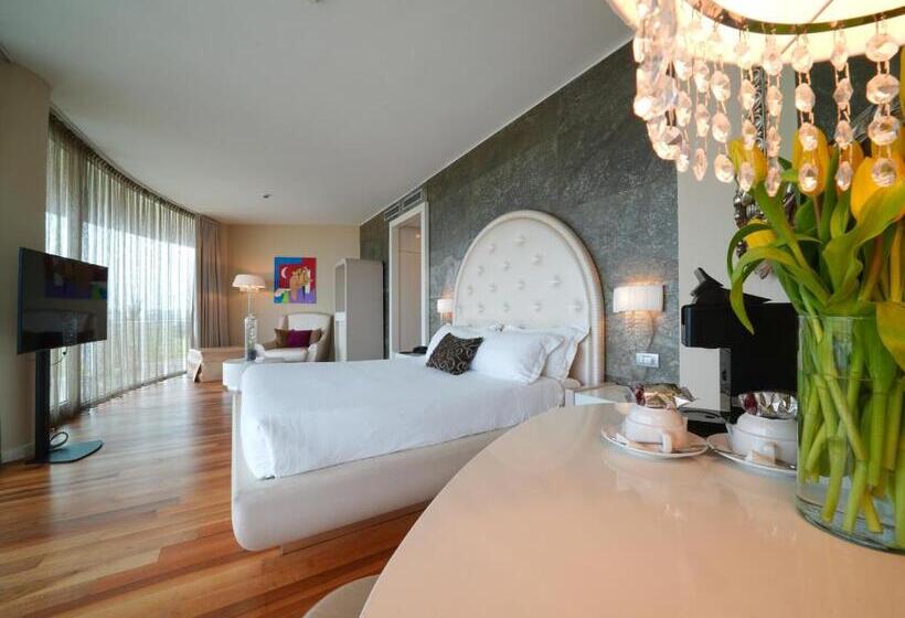 سوییت جونیور, Pisa Tower Plaza