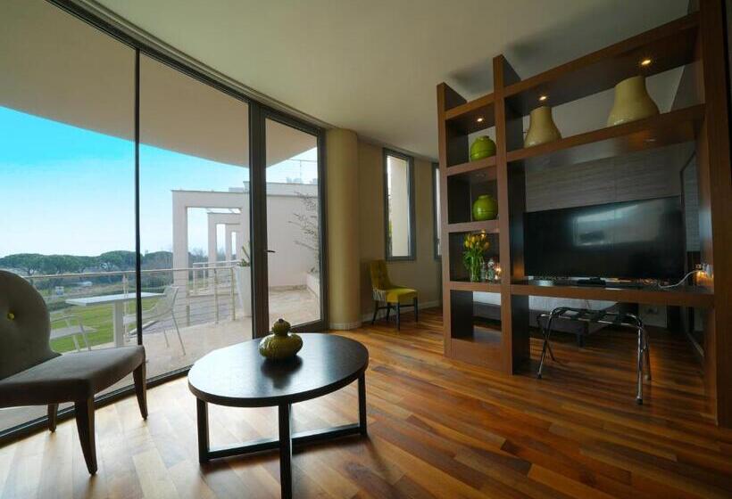 سوییت جونیور, Pisa Tower Plaza