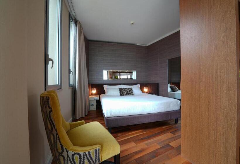 سوییت جونیور, Pisa Tower Plaza