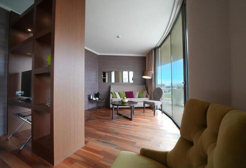 سوییت جونیور, Pisa Tower Plaza