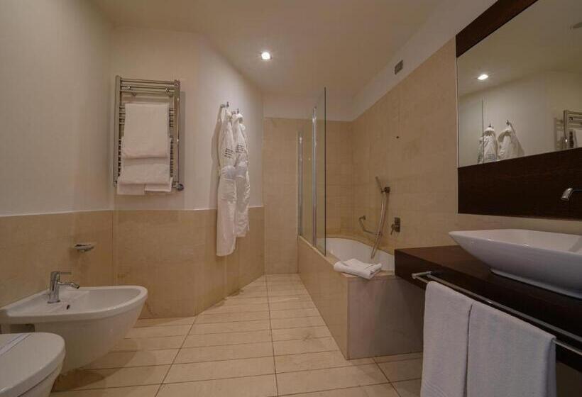 سوییت, Pisa Tower Plaza