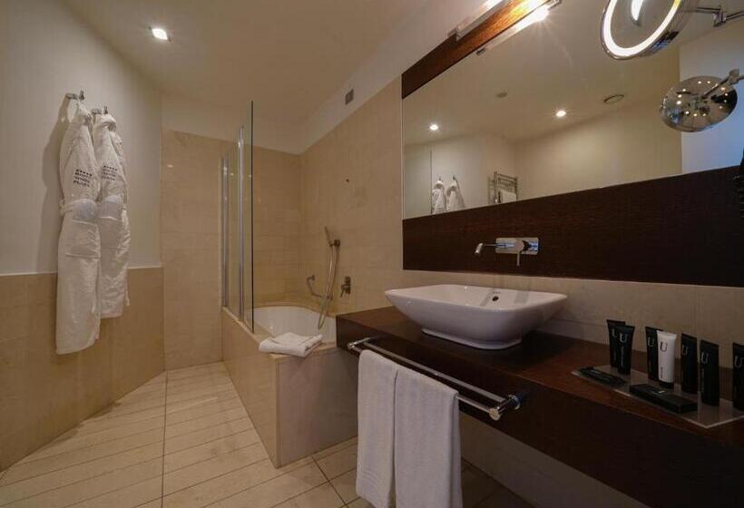 سوییت, Pisa Tower Plaza