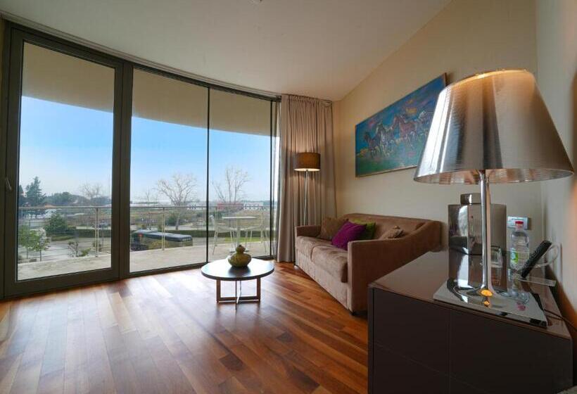 سوییت, Pisa Tower Plaza