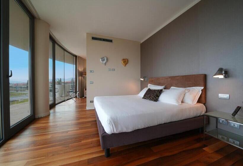 سوییت, Pisa Tower Plaza