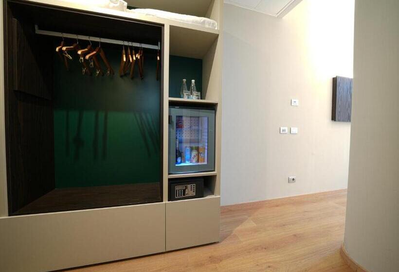 اتاق اکونومی, Pisa Tower Plaza