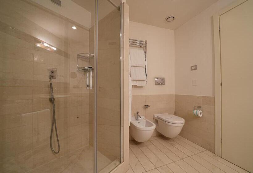 سوییت جونیور با چشمانداز شهر, Pisa Tower Plaza