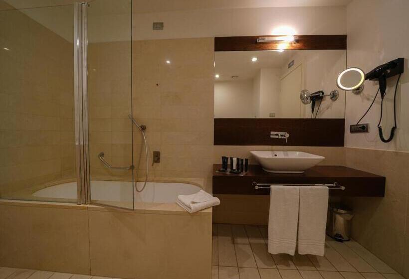 سوییت جونیور با چشمانداز شهر, Pisa Tower Plaza