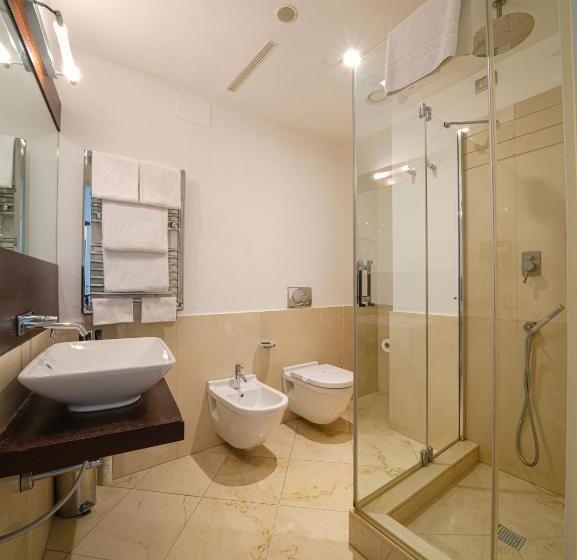 اتاق خانوادگی, Pisa Tower Plaza