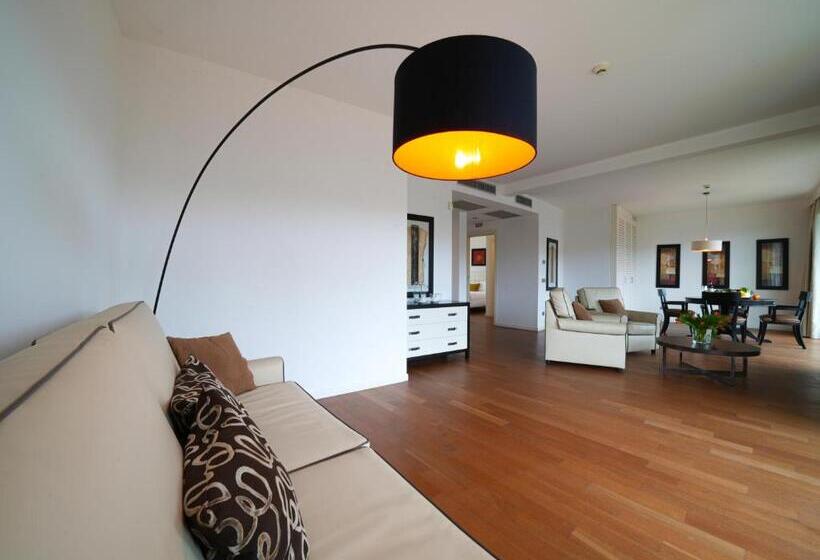 اتاق خانوادگی, Pisa Tower Plaza