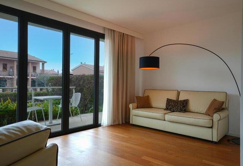 اتاق خانوادگی, Pisa Tower Plaza