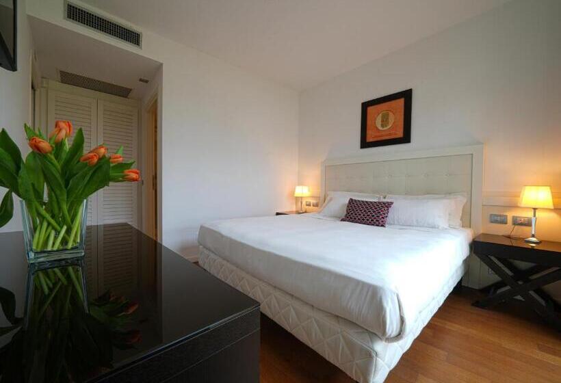 اتاق خانوادگی, Pisa Tower Plaza