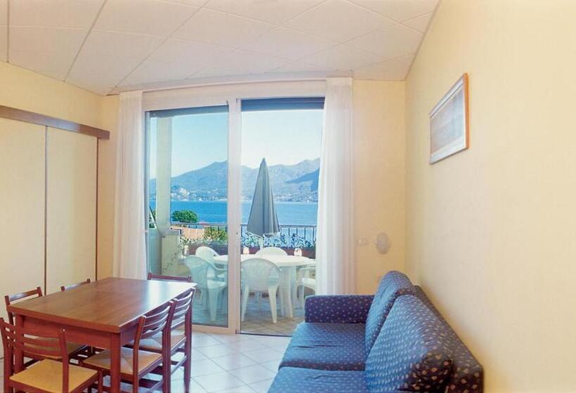 آپارتمان یک خوابه با دری مشترک که هال را جدا می کند., Residence Zust