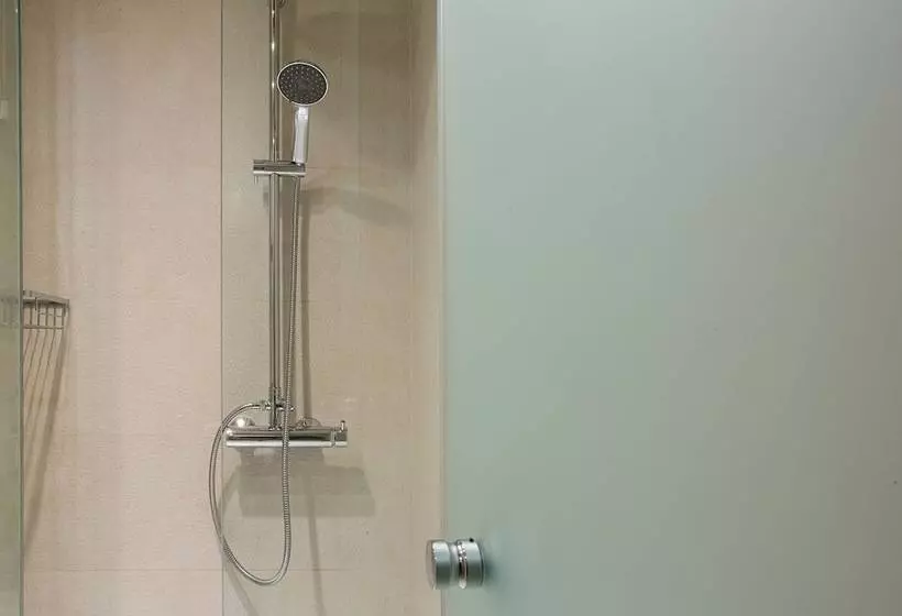 اتاق استاندارد سه نفره, Telesilla